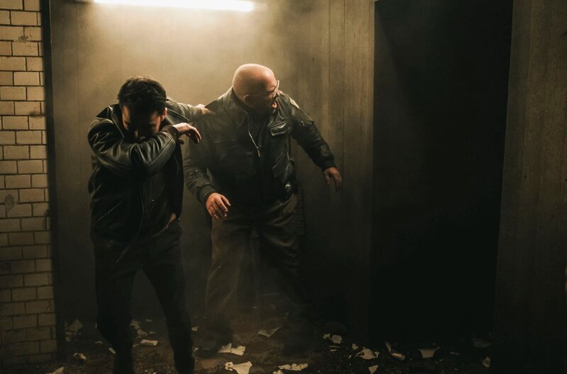 Ben (Kostja Ullmann, li.) und Dorfpolizist Nolting (Urs Rechn) werden von einer Explosion im Archivraum der Polizeiwache überrascht. – Bild: ARD Degeto/Gordon Mühle Ben (Kostja Ullmann, li.) und Dorfpolizist Nolting (Urs Rechn) werden von einer Explosion im Archivraum der Polizeiwache überrascht. – Bild: ARD Degeto/Gordon Mühle
