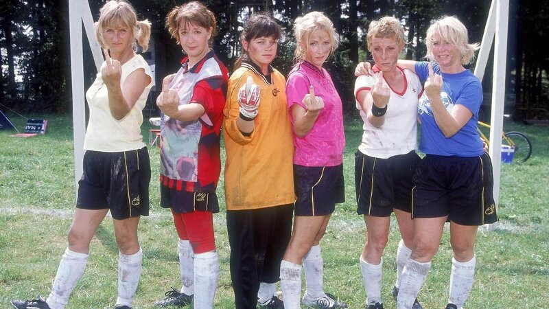Die Mädels (v.li.: Petra Nadolny, Andrea Badey, Natascha Hockwin, Dana Golombek, Antje Lewald, Karina Schiek) sind sauer auf ihren Trainer Benno – und verlassen mit einer eindeutigen Geste den Platz … – Bild: TVNOW /​ Frank Dicks
