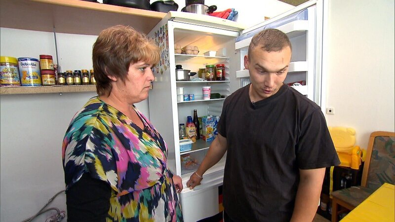 Tauschmutter Kora (46) möchte gemeinsam mit Michael etwas kochen.. – Bild: RTL II