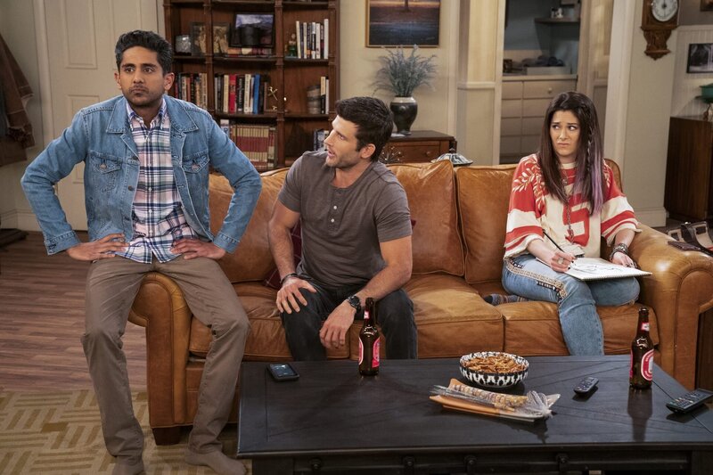 (v.l.n.r.) Al (Adhir Kalyan); Riley (Parker Young); Lizzie (Elizabeth Alderfer) – Bild: CBS Broadcasting, Inc. /​ Erik Voake