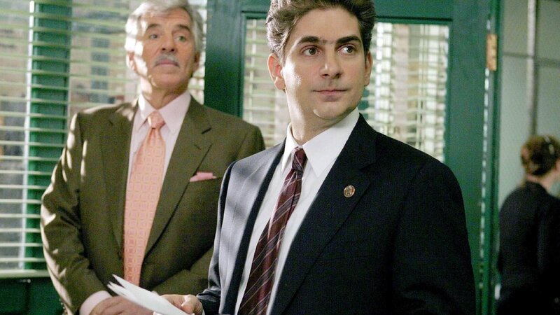 Detective Joe Fontana (Dennis Farina, li.) ermittelt mit seinem neuen Kollegen Detective Nick Falco (Michael Imperioli) im Mordfall einer ermordeten Pornodarstellerin. – Bild: RTL /​ Universal