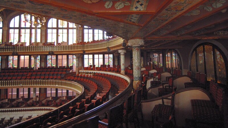 Palast der katalanischen Musik Barcelona/​Palau de la Música Catalana, Barcelona: Der große Konzertsaal ist das Herzstück des Konzerthauses. Wandmalereien, Glas- und Keramikelemente machen den Saal zu einem opulenten ästhetischen Erlebnis. Die Akustik des Saales wurde ursprünglich für Chormusik angelegt. Der Musikpalast wurde von 1905 bis 1908 erbaut. – Bild: ZDF und SWR/​Alfons Früh