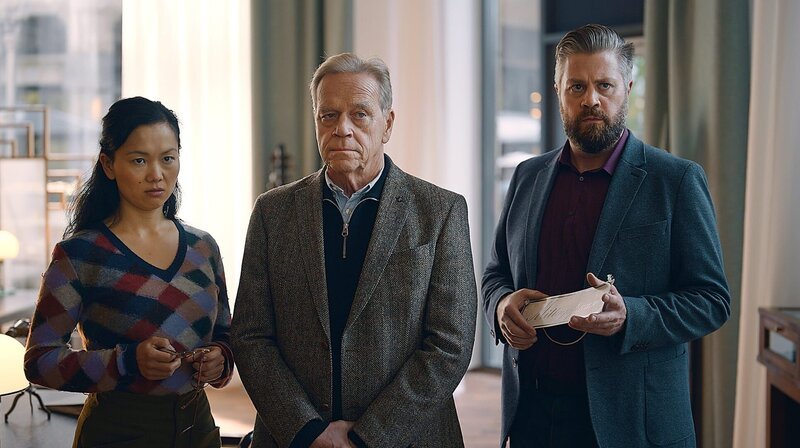Chinh (Yvonne Yung Hee Bormann, hinten li.), Elmar (Jürgen Heinrich, hinten Mitte) und Roland (Andreas Birkner) staunen nicht schlecht: Der unsympathische Frank versteht sich blendend mit Hund Yoda. – Bild: ARD Degeto/Michael Schreitel Chinh (Yvonne Yung Hee Bormann, hinten li.), Elmar (Jürgen Heinrich, hinten Mitte) und Roland (Andreas Birkner) staunen nicht schlecht: Der unsympathische Frank versteht sich blendend mit Hund Yoda. – Bild: ARD Degeto/Michael Schreitel