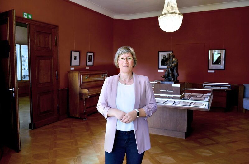 Susanne Rakowski, Schlossverwalterin bei der „Stiftung Thüringer Schlösser und Gärten“ im Brahmszimmer auf Schloss Altenstein – Bild: MDR/Robert Wolf Susanne Rakowski, Schlossverwalterin bei der „Stiftung Thüringer Schlösser und Gärten“ im Brahmszimmer auf Schloss Altenstein – Bild: MDR/Robert Wolf