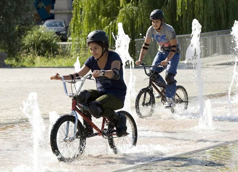 Daphne (Johna Fontaine) und Orkan (Flavius Budean) haben nach einer Versöhnung Spaß beim BMX fahren. – Bild: MDR/​Katharina Simmet
