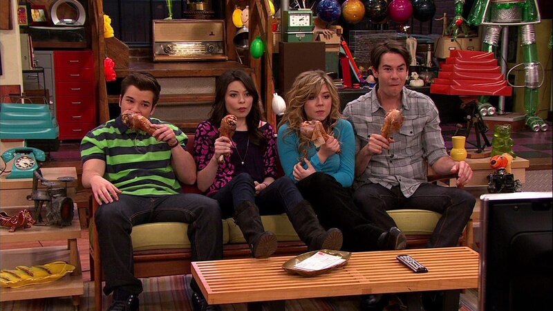 L-R: Freddie Benson (Nathan Kress), Carly Shay (Miranda Cosgrove), Sam Puckett (Jennette McCurdy), Spencer Shay (Jerry Trainor) – Bild: ViacomCBS