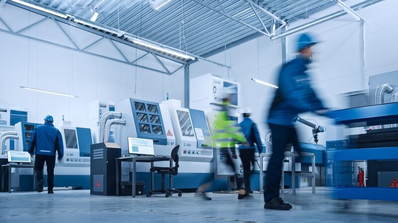 Herstellungsprozess von Produkten – Bild: RTL /​ Gorodenkoff /​ Der lange Weg unserer Computer