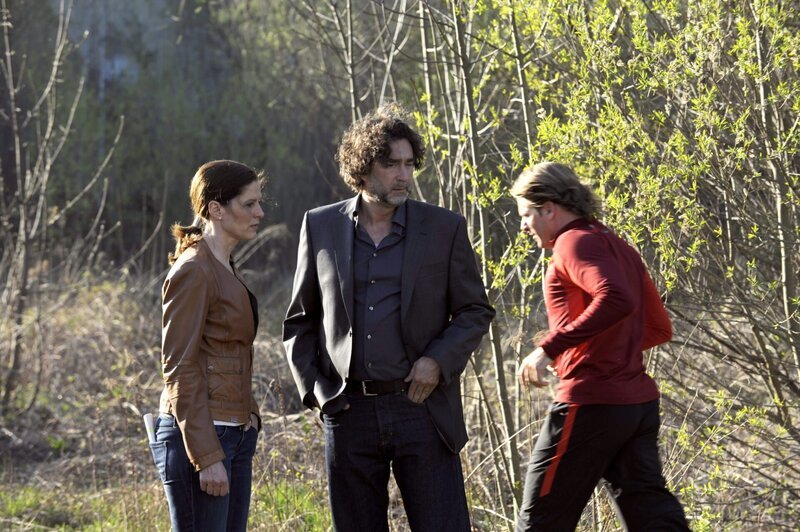 Annalena gerät in Erklärungsnot, als sie mit Ralph auf Sebastian trifft. Von links: Annalena Brunner (Heidrun Gärtner), Ralph (Christian Alexander Rogler) und Sebastian Wildner (Herbert Ulrich). – Bild: BR/​Marco Orlando Pichler