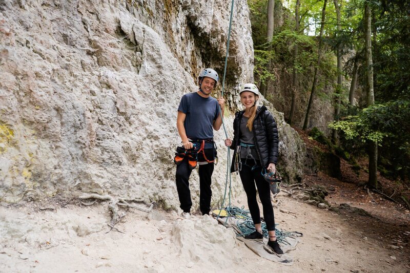 Mit Profi-Kletterin Hannah Meul klettert Tobi in der fränkischen Felsenlandschaft. Ob er die Wand hoch kommt? – Bild: BR/​megaherz gmbh/​Hans-Florian Hopfner