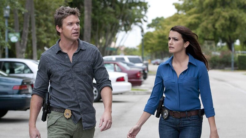 Gemeinsam mit der Polizistin Samantha Harper (Natalia Cigliuti) nimmt Jim (Matt Passmore) die Ermittlungen gegen einen Serienkiller auf. – Bild: TVNOW