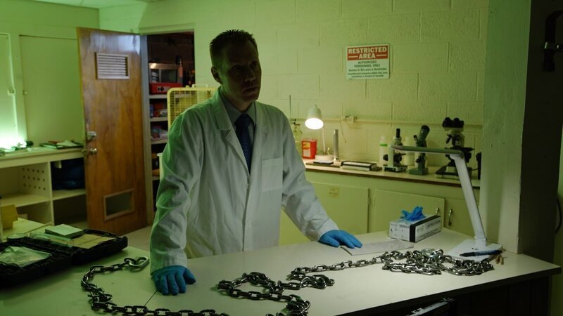 Medical examiner examining chains – Bild: Discovery Communications, LLC