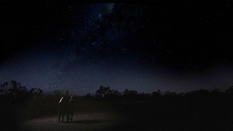 Zwei Menschen stehen unter einem Sternenhimmel – Bild: 2021 Screen Australia, Ronde Pty Ltd, Create NSW, National Indigenous Television and Screen Territory /​ THE HISTORY CHANNEL