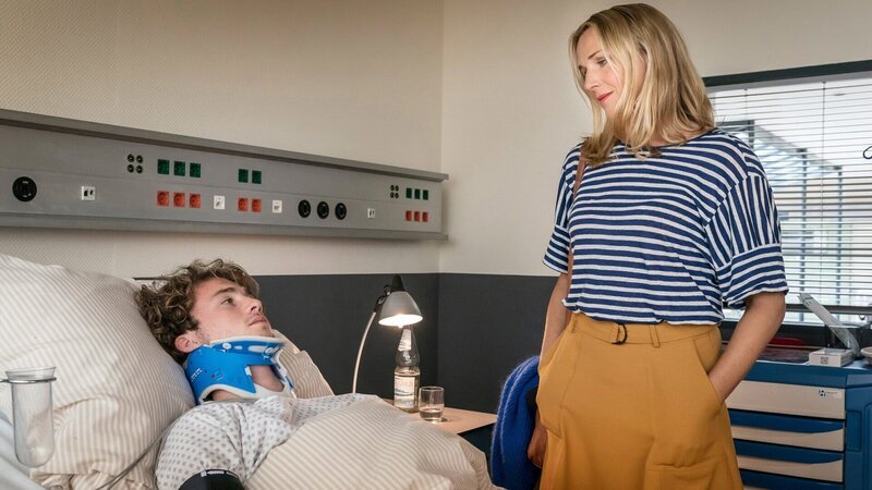 Praxis mit Meerblick – Hart am Wind Krankenbesuch: Justus Johannsen als Ben Kralmann, Tanja Wedhorn als Nora Kaminski – Bild: SRF/​ARD Degeto/​Boris Laewen