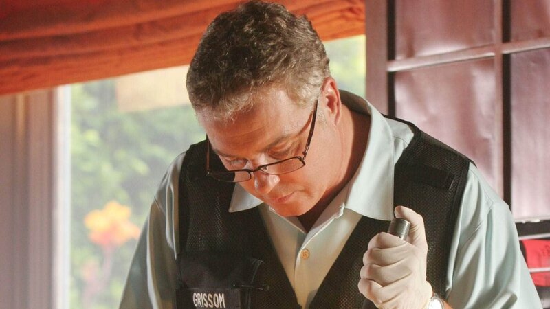 Gil Grissom (William Petersen) inspiziert das Modell, das bis ins allerkleinste Detail genau die Szene abbildet, die die Ermittler vorgefunden haben: ein ermordeter Mann am Küchentisch. – Bild: TVNOW /​ CBS