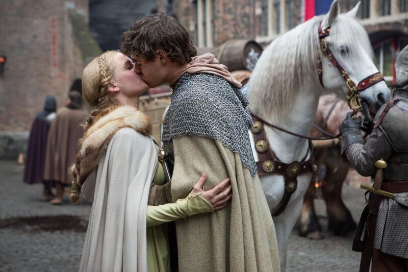 Elizabeth (Rebecca Ferguson, l.) nimmt Abschied von ihrem Mann Edward (Max Irons, r.), der für seinen Bruder George in den Kampf gegen Frankreich ziehen wird … – Bild: Starz Entertainment LLC