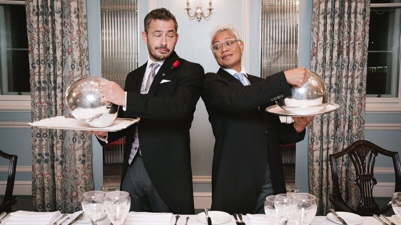 Die Moderatoren Giles Coren und Monica Galetti – Bild: SRF/​BBC Studios