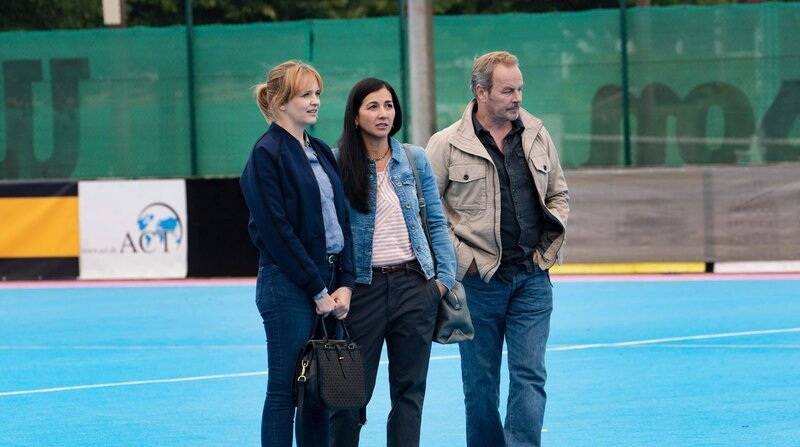 Nina (v. l. Laura Tomke, Vanida Karun, Till Demtröder) hat ein gutes Verhältnis zu ihren Freunden. – Bild: NDR/Georges Pauly / ZDF und NDR/Georges Pauly Nina (v. l. Laura Tomke, Vanida Karun, Till Demtröder) hat ein gutes Verhältnis zu ihren Freunden. – Bild: NDR/Georges Pauly / ZDF und NDR/Georges Pauly