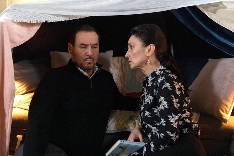 Richard (Silvan-Pierre Leirich) findet sich über Luisa in einem nahen Moment mit Simone (Tatjana Clasing) wieder. – Bild: RTL /​ Julia Carola Pohle