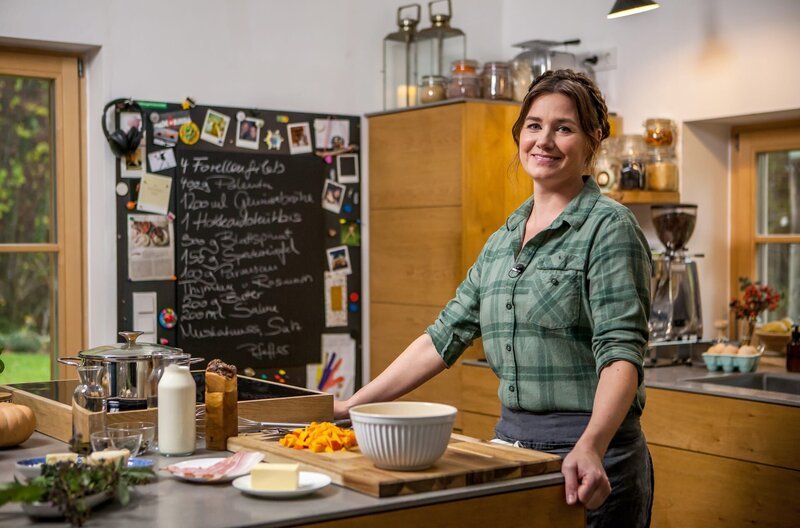 In dieser Folge geht es nach Regensburg. Dort zeigt der Deutsch-Italiener Rolando Cretti, warum seine Landsleute so gerne Polenta kochen. Die Chiemgauerin und leidenschaftliche Köchin Veronika Lutz nimmt die Idee auf und zaubert ein italienisch-oberpfälzisches Fusion-Gericht: Forellenfilets auf Kürbis-Speck-Polenta. Dazu gibt es eine vegetarische Variante der Kürbis-Polenta mit pochiertem Ei. – Bild: BR/​Sebastian Fery