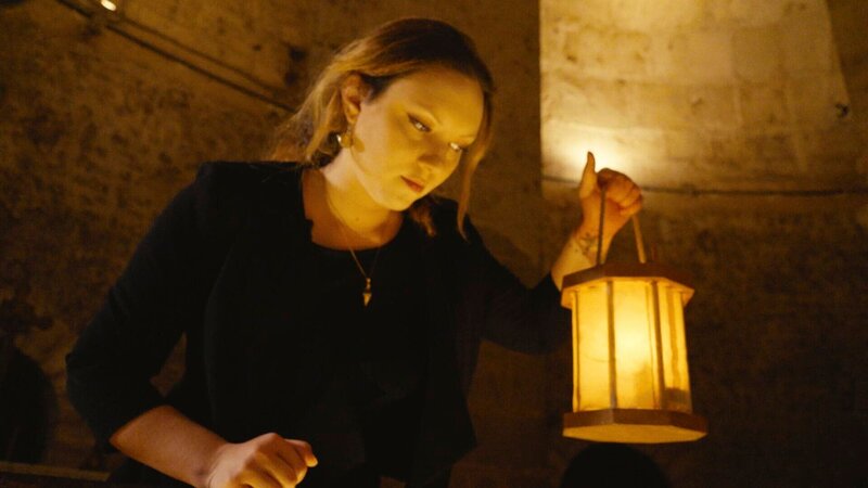 Eine Frau mit einer Lampe in der Hand – Bild: zdf /​ © THE HISTORY CHANNEL /​ ZDF