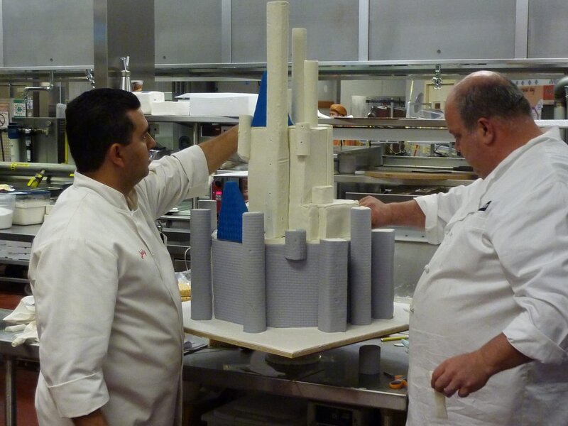 Buddy and Mauro work on the cake for BuddyŐs daughter SofiaŐs birthday. – Bild: Copyright: Discovery Communications, Inc. For Show Promotion Only