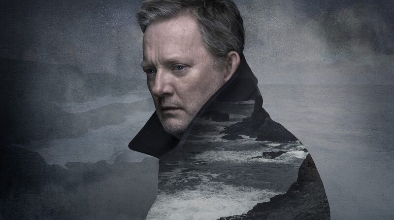 Keyvisual – Chefinspector Jimmy Perez (Douglas Henshall) kehrt nach seiner Suspendierung zurück auf die Shetlands. – Bild: ITV Studios Global