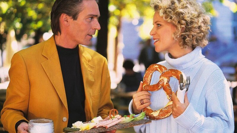 Die Sprechstundenhilfe Marie Luise (Christiane Brammer) ist sehr angetan vom neuen Arzt Dr. Jan Winter (Jacques Breuer). – Bild: MG RTL /​ Elke Werner