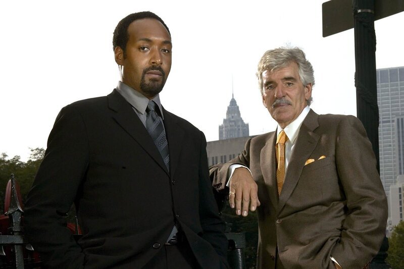 Jesse L Martin, Dennis G Farina – Bild: PLURIMEDIA (NBC Universal, Inc.)