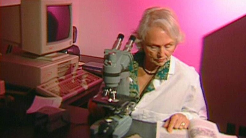 Eine Wissenschaftlerin vermutet anhand der Blutwerte, dass die Opfer an einer Epidemie gestorben sind. An Mord hat zu dem Zeitpunkt keiner gedacht. – Bild: RTL Deutschland