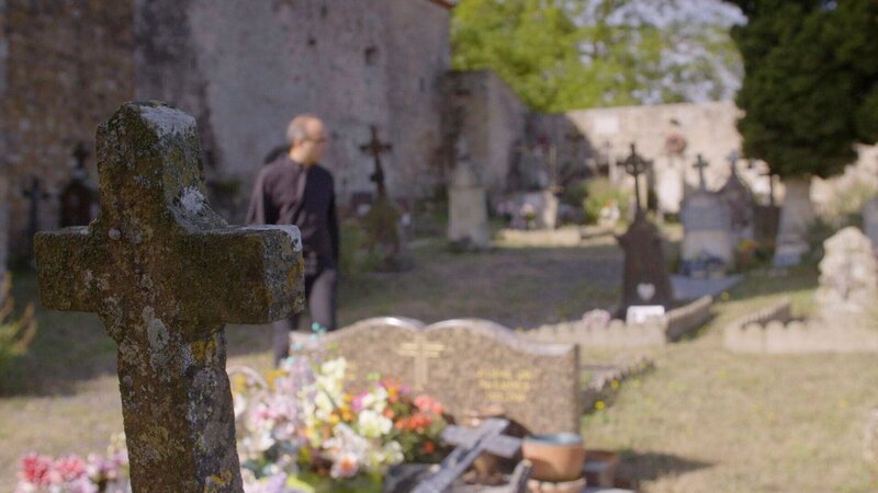 Ein Mann auf einem Friedhof – Bild: zdf /​ © THE HISTORY CHANNEL /​ ZDF