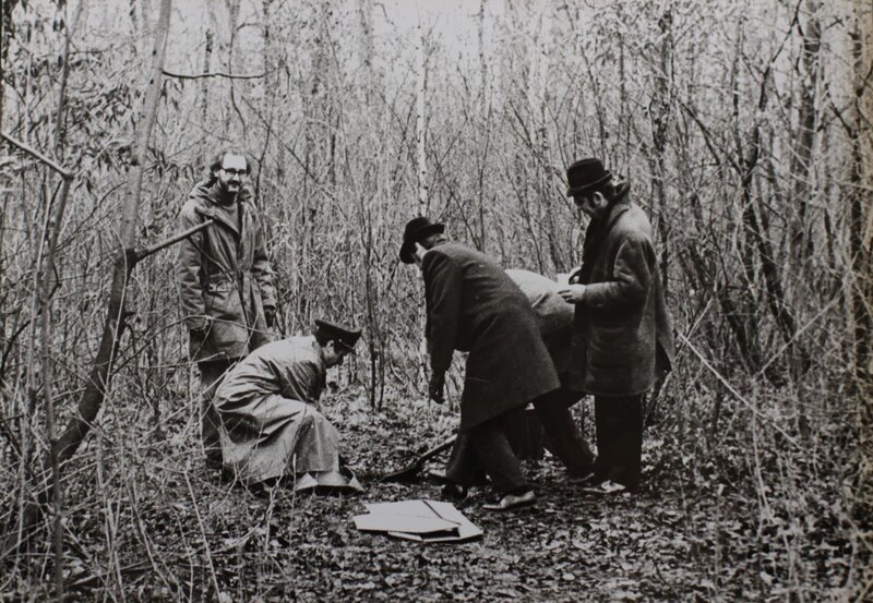 1973 findet die Polizei in einem Park die Leiche eines 11-jährigen Mädchens, das missbraucht und mit einem Bleistift zu Tode gequält wurde. Bis heute konnte das beispiellos grausame Verbrechen nicht aufgeklärt werden … – Bild: PULS 4 Eigenproduktionsbild frei