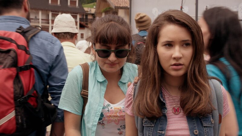 Sara (Lucia Luna, l.) und Mia (Margot Nuccetelli, r.) wollten eigentlich nur Eiscreme in der Stadt besorgen, doch dort wimmelt es nur so von Touristen. – Bild: ZDF/​2017 Hahn & m4e Productions