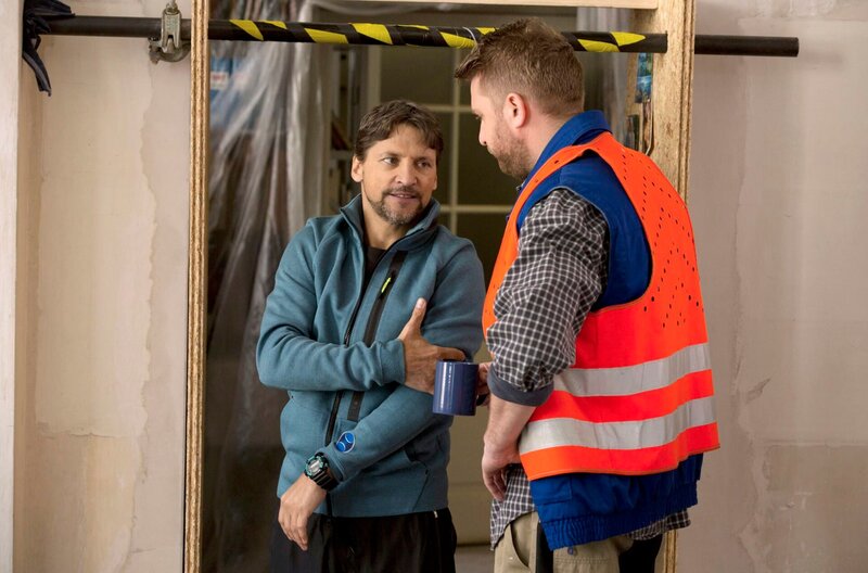 Robert Feldmann (Patrick Bach, l. mit Mario Jessel, r.) hat Schmerzen in der Schulter. Eine Trainingspause kommt für ihn nicht in Frage. – Bild: ARD/​Volker Roloff