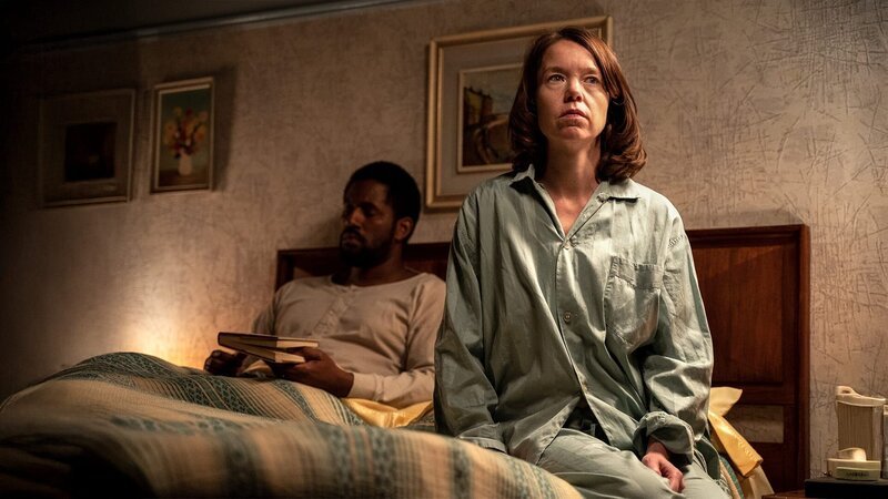 Robert Thomas (Gershwyn Eustache Jnr) und Lily Thomas (Anna Maxwell Martin) – Bild: Sony Pictures Television