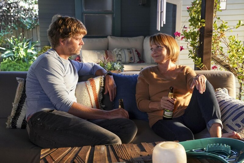 Marty Deeks (Eric Christian Olsen, l.); Roberta Deeks (Pamela Reed, r.) – Bild: CBS Broadcasting, Inc.