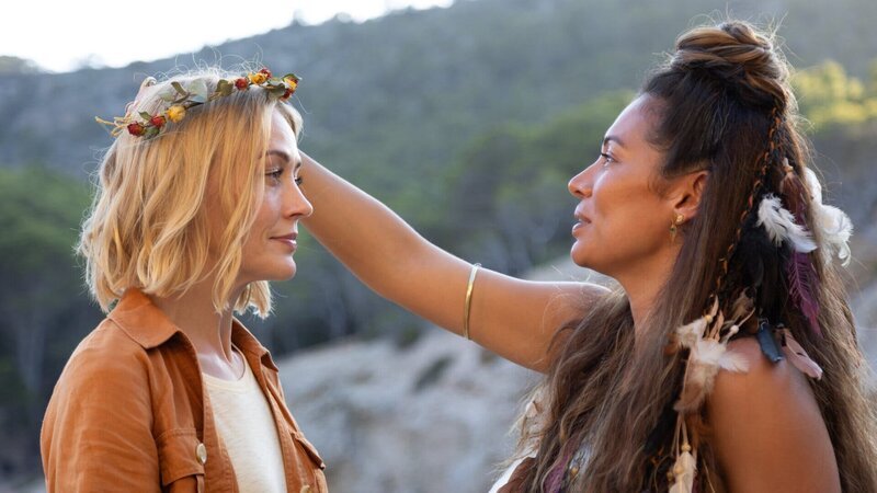 Miranda (Elen Rhys, l.) verbringt ihren Zwangsurlaub auf einer abgelegenen Insel, um die Ermittlungen voranzutreiben. Doch ein rätselhaftes Ritual, mit dem sie von der geheimnisvollen Hippolyta (Tara Hoyos-Martinez, r.) empfangen wird, stellt ihre Pläne unerwartet auf den Kopf. – Bild: ZDF und Mark Bourdillon