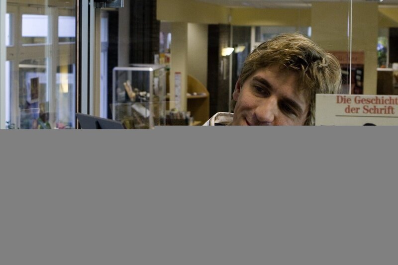 In der Bibliothek taucht Fritz Fuchs (Guido Hammesfahr) tief in die Geschichte des Buchdrucks ein. – Bild: ZDF/​Antje Dittmann