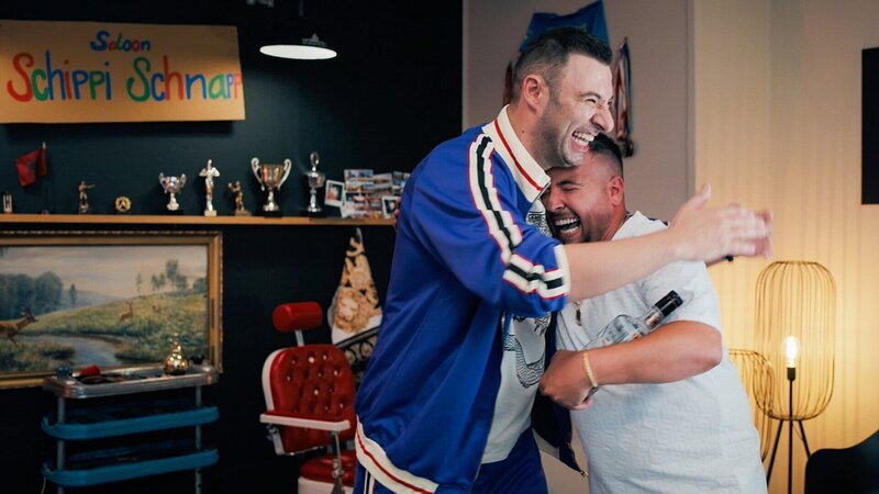 Te Berberi Folge 3 – WHair zahlt? Freudiges Wiedersehen: Vedat Bajrami als Rocki, Ibrahimi Kreshnik als Niki – Bild: SRF