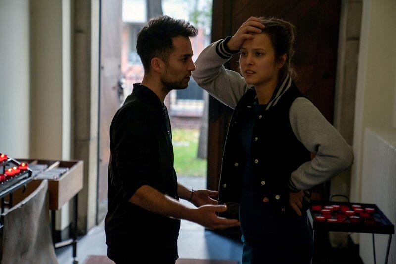 Agata (Elina Vildanova) ist außer sich, als sie von Hannes (Max Hegewald) erfährt, dass Olga den Abtreibungstermin platzen lassen will. – Bild: Oliver Feist /​ ZDF