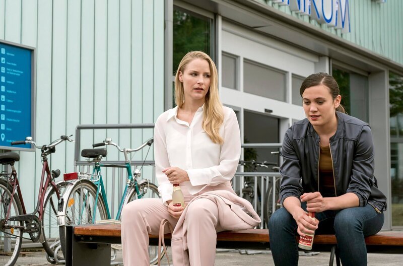 Julia (Mirka Pigulla, l.) und Rebecca (Milena Straube, r.) versuchen sich auszusprechen. Sie müssen sich erst noch aneinander gewöhnen. – Bild: ARD/​Jens Ulrich Koch