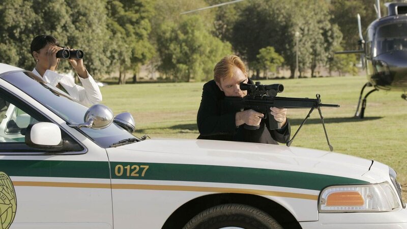 Durch den Mord an einer Frau sind die CSI’ler einer weitreichenden Verschwörung auf die Spur gekommen. In einem Wettlauf gegen die Zeit muss Horatio (David Caruso) versuchen zu verhindern, dass ganz Miami in Rauch aufgeht … – Bild: SUPER RTL