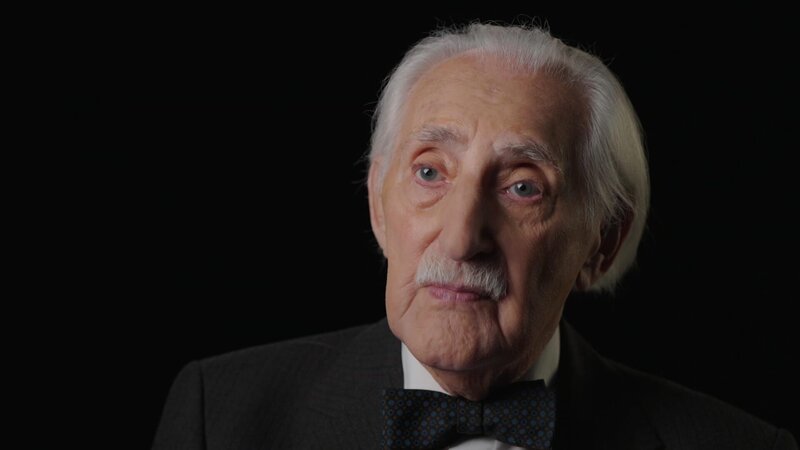 Im Interview berichtet Leon Weintraub von seiner Odyssee aus dem Ghetto in Lodz, durch mehrere Lager, darunter Auschwitz, auf dem Todesmarsch bis zur Befreiung durch französische Soldaten im Schwarzwald. – Bild: ZDF und Anthony Miller Im Interview berichtet Leon Weintraub von seiner Odyssee aus dem Ghetto in Lodz, durch mehrere Lager, darunter Auschwitz, auf dem Todesmarsch bis zur Befreiung durch französische Soldaten im Schwarzwald. – Bild: ZDF und Anthony Miller