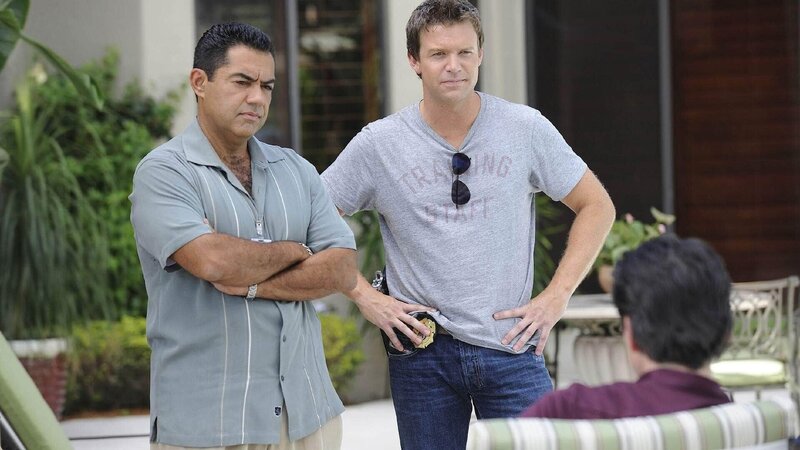 Carlos (Carlos Gímez, l.) und Jim (Matt Passmore) setzen sich über die Anweisungen ihrer Vorgesetzten hinweg und fahren zur Villa des Senators Chapman (Scott Cohen, r.), um ihn und seine Ehefrau zu befragen. – Bild: TVNOW