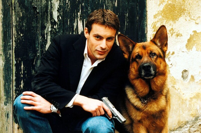 (5. & 6. Staffel) – Kommissar Brandtner (Gedeon Burkhard) und Rex haben mal wieder etliche Verbrecher im Visier … – Bild: Sat.1 /​ Ali Schafler