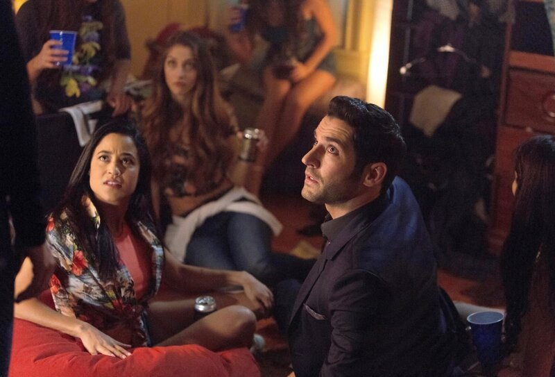 Auf der Suche nach einem Killer, der Studenten ermordet, ermitteln Lucifer (Tom Ellis, r.) und Chloe in der Studenten-Party-Szene. Doch dann gerät auch Chloe ins Visier des skrupellosen Mörders … – Bild: PLURIMEDIA (Warner Bros)