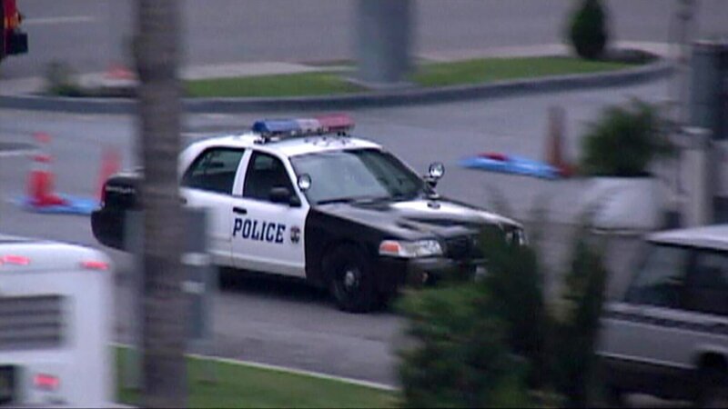 Der Arzt Deines Vertrauens – In der Praxis eines angesehenen Mediziners ist ein Patient offensichtlich an einem Herzinfarkt verstorben. Da auch die Gerichtsmediziner nichts Auffälliges entdecken, wird der Leichnam bereits am nächsten Tag eingeäschert. Alleine die Tatsache, dass der Mann seine Geburtsurkunde bei sich trug, jedoch keine anderen Papiere, irritiert die Beamten etwas. Der alleinige Erbe, ein Geschäftspartner des Toten, erhält zudem eine hohe Zahlung aus einer Lebensversicherung. – Bild: RTL II