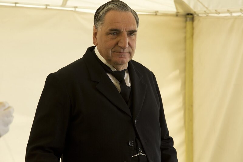 Mr. Carson (Jim Carter) – Bild: PLURIMEDIA (NBC Universal)