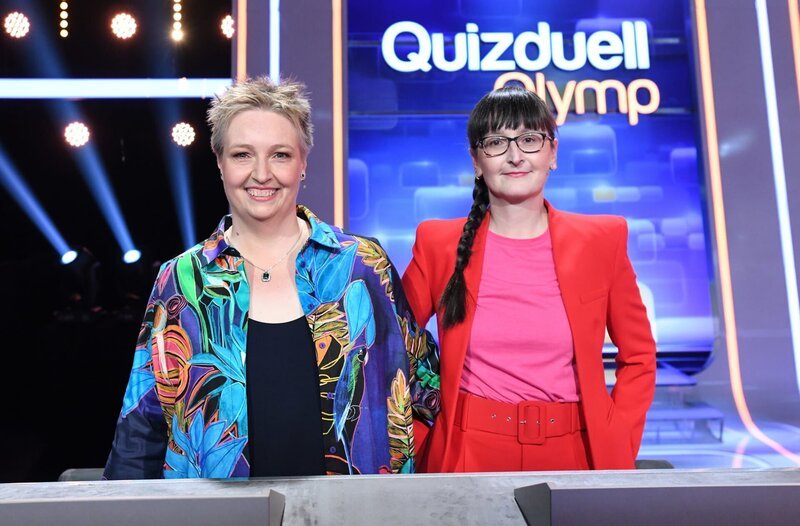 Die Kandidatinnen des Teams „Jägerinnen“: Die Korrektorin und Jägerin bei „Gefragt-Gejagt“, Adriane Rickel (l.) und die Lektorin und ebenfalls Jägerin bei „Gefragt-Gejagt“, Annegret Schenkel (r.). – Bild: ARD/​Uwe Ernst