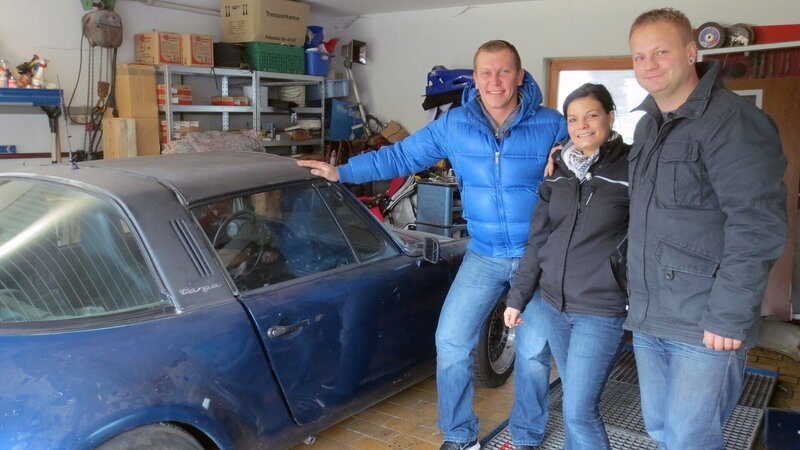 Trödelprofi Otto Schulte mit Daniela und Uli (re.) und dem alten Porsche 911 – Bild: RTL II