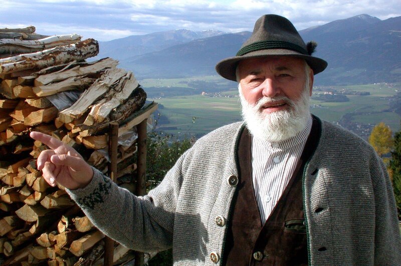 Sepp Forcher beim Rosseggerbauern. – Bild: ORF III